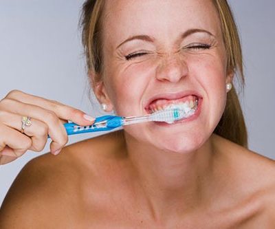 Đánh Răng Bị Chảy Máu, Phải Làm Sao