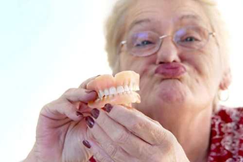 Trồng răng nhựa nguyên hàm cho người già 3